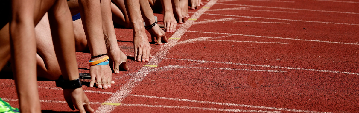 runners ready to sprint