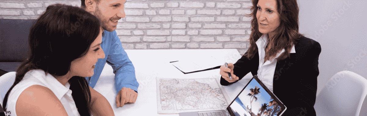 couple who are hiking in iceland