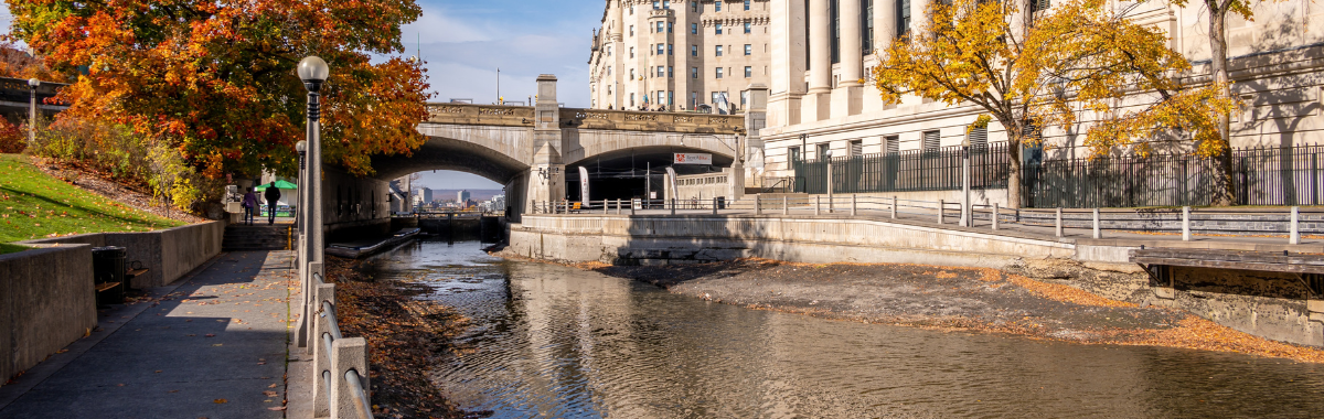 river running through Quebec city