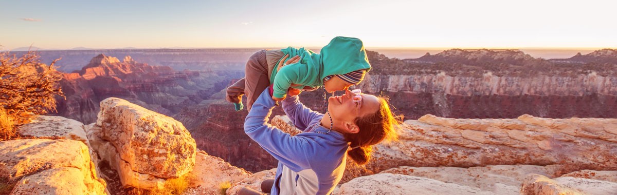mom and child at the grand canyon
